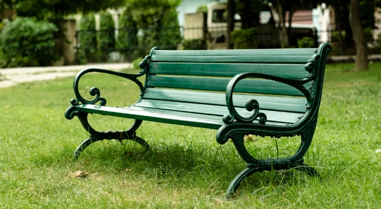zielona ławka w parku